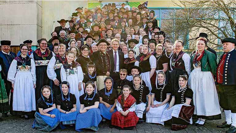 Große Gruppe von Trachtenträger*innen