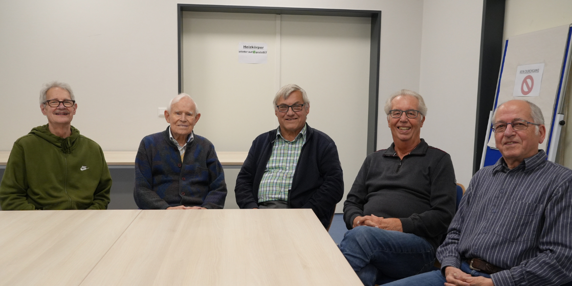 Fünf Vorstandsmitglieder am Tisch