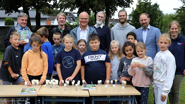Personengruppe hinter Schultischen