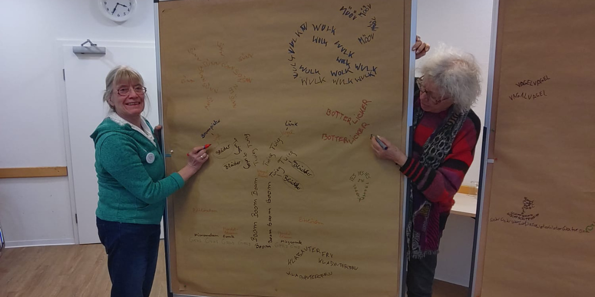 Zwei Frauen mit Stellwand 