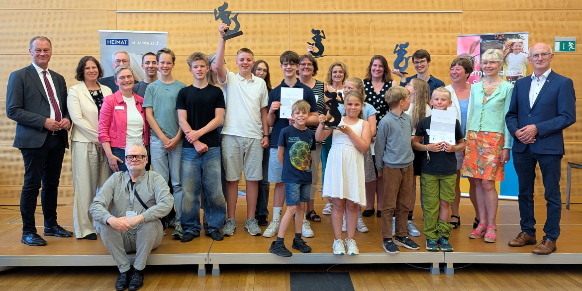 Gruppenbild der Preisträger*innen der vier Emmis 2025