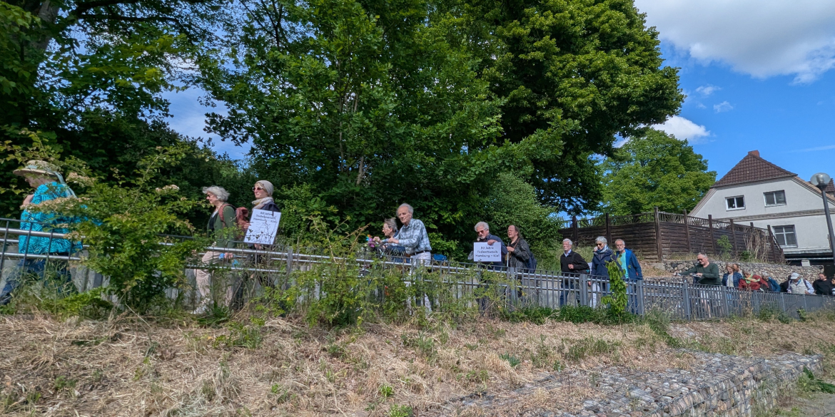 Menschen wandern eine Anhöhe hinauf