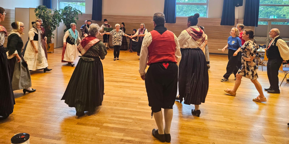 Tänzer*innen in Tracht