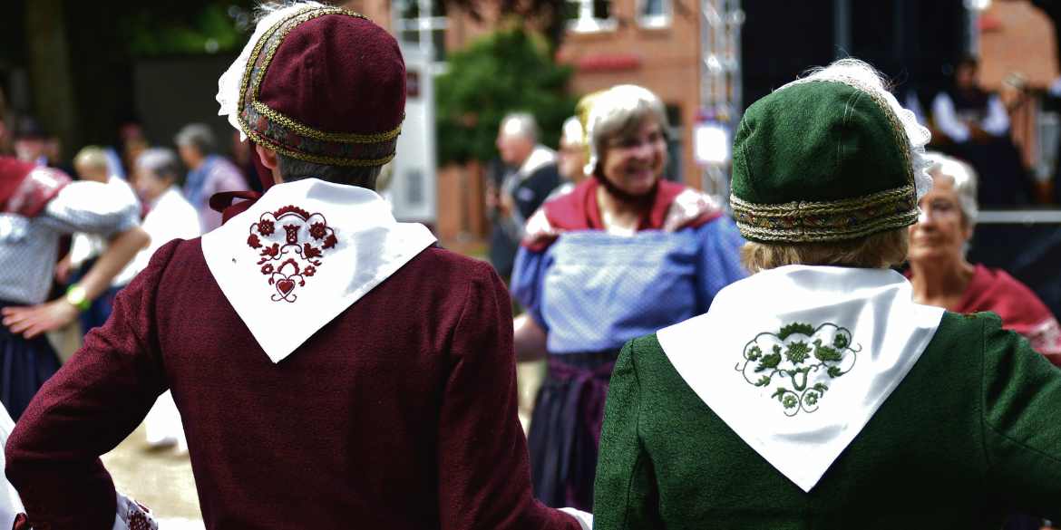 Zwei Frauen in Tracht von hinten