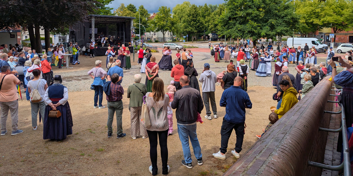 Tanz beim Landestrachtenfest aus der Vogelperspektive