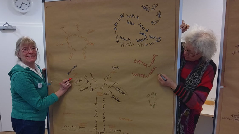 Zwei Frauen mit Stellwand