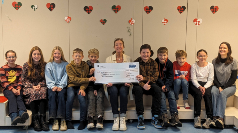 Gruppe von Schüler*innen mit Preis