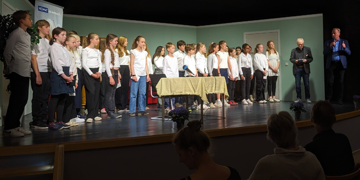 Chor der Gelehrtenschule und Minderheitenbeauftragter Johannes Callsen beim Finale von Schölers leest Platt