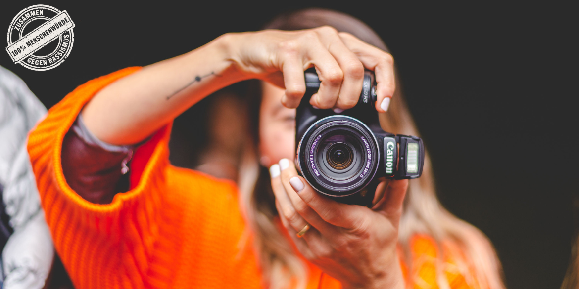 Frau fotografiert mit Spiegelreflex-Kamera