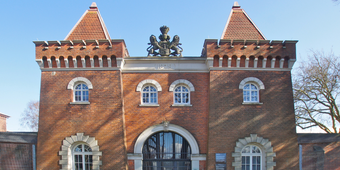 Torhaus des ehemaligen Polizeigefängnisses "KOLAFU" in Fuhlsbüttel, heute KZ-Gedenkstätte