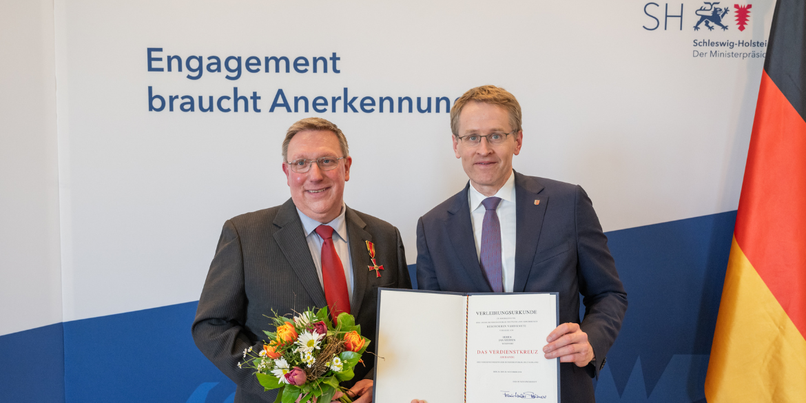 Jan Steffen (li.) und Schleswig-Holstein Ministerpräsident Daniel Günther mit Verdienstkreuz-Urkunde