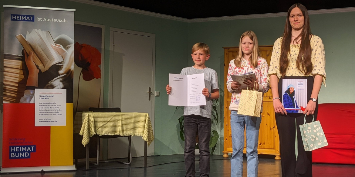 Die Sieger*innen von Schölers leest Platt 2023/24: Tjark Holm, Carla Völckers und Emma Thomsen
