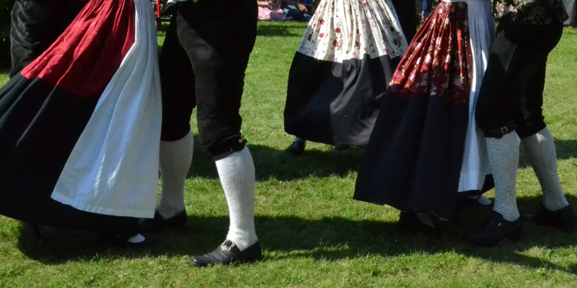 Füße von Tänzer*innen in Tracht
