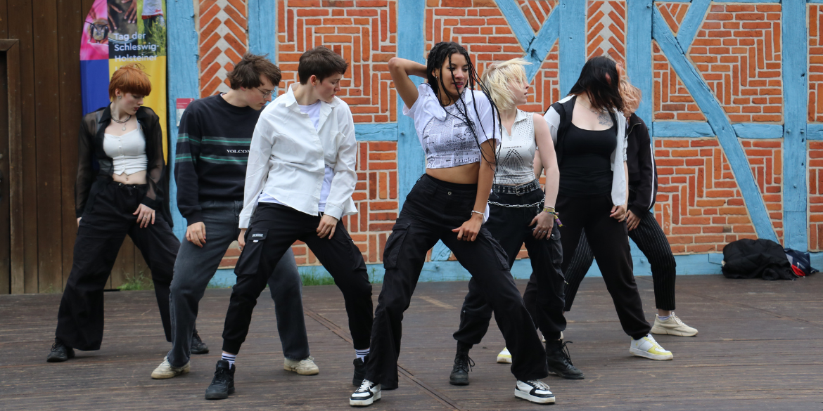 K-Pop Performance-Team NTjD auf der Bühne