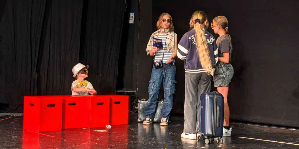 Vier Kinder auf Theaterbühne