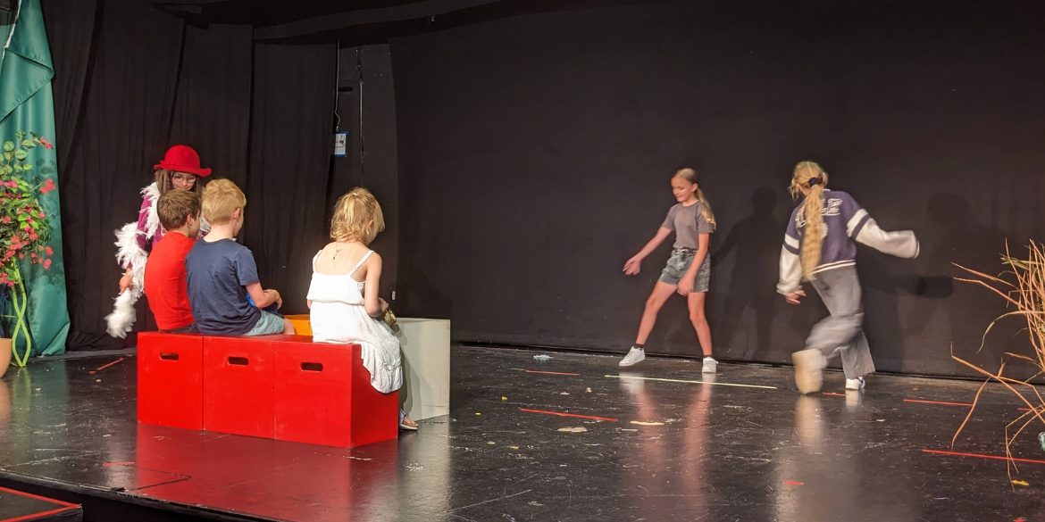 Sechs Kinder auf Theaterbühne