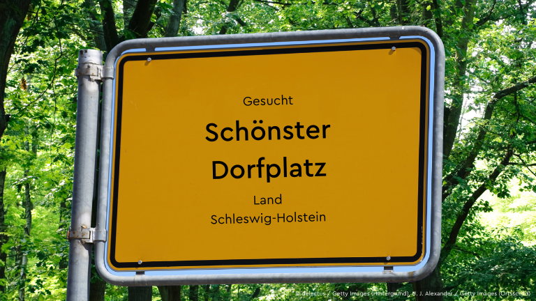 Gelbes Ortsschild mit Aufschrift: Gesucht "Schönster Dorfplatz" Land Schleswig-Holstein