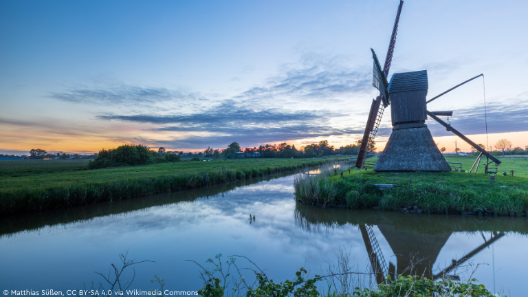 Die historische Bock- oder Windschöpfmühle Honigfleth im Sonnenuntergang
