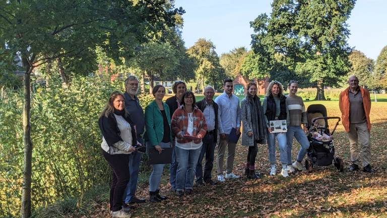 Personengruppe auf dem Meimersdorfer Dorfplatz
