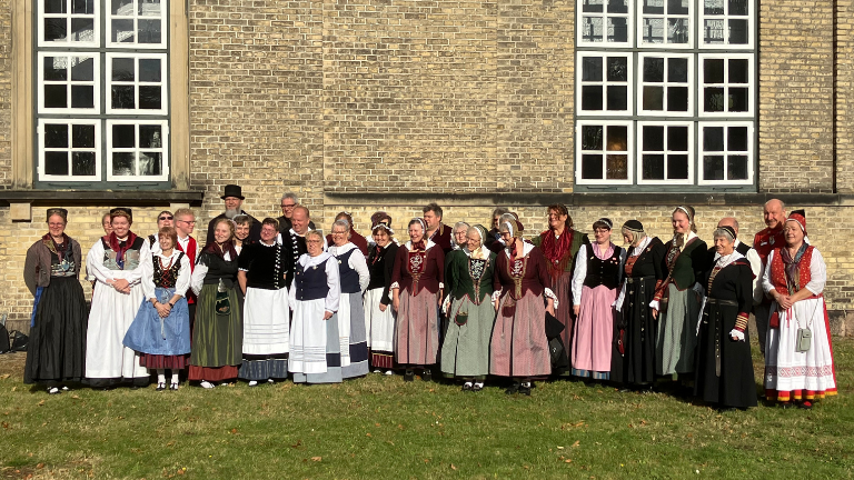 Trachtengruppe vor der Vicelin Kirche