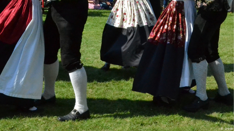 Füße von Tänzer*innen in Tracht