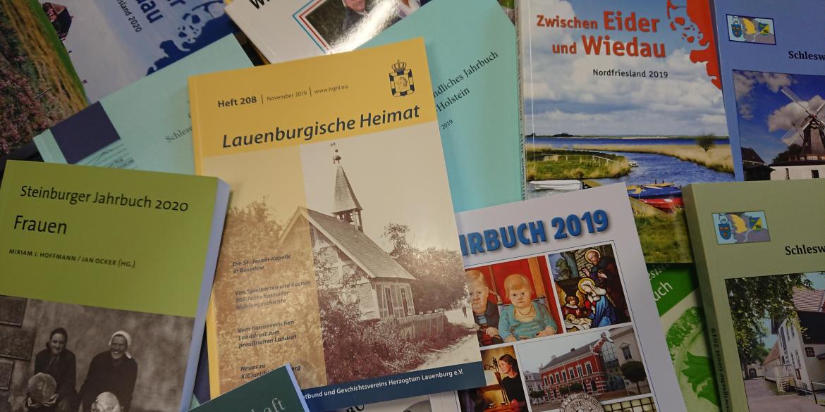 Stapel mit Jahrbüchern