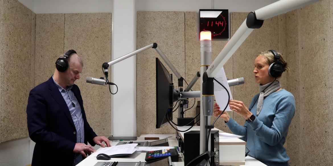 Zwei Personen bei Audioaufnahmen im Studio