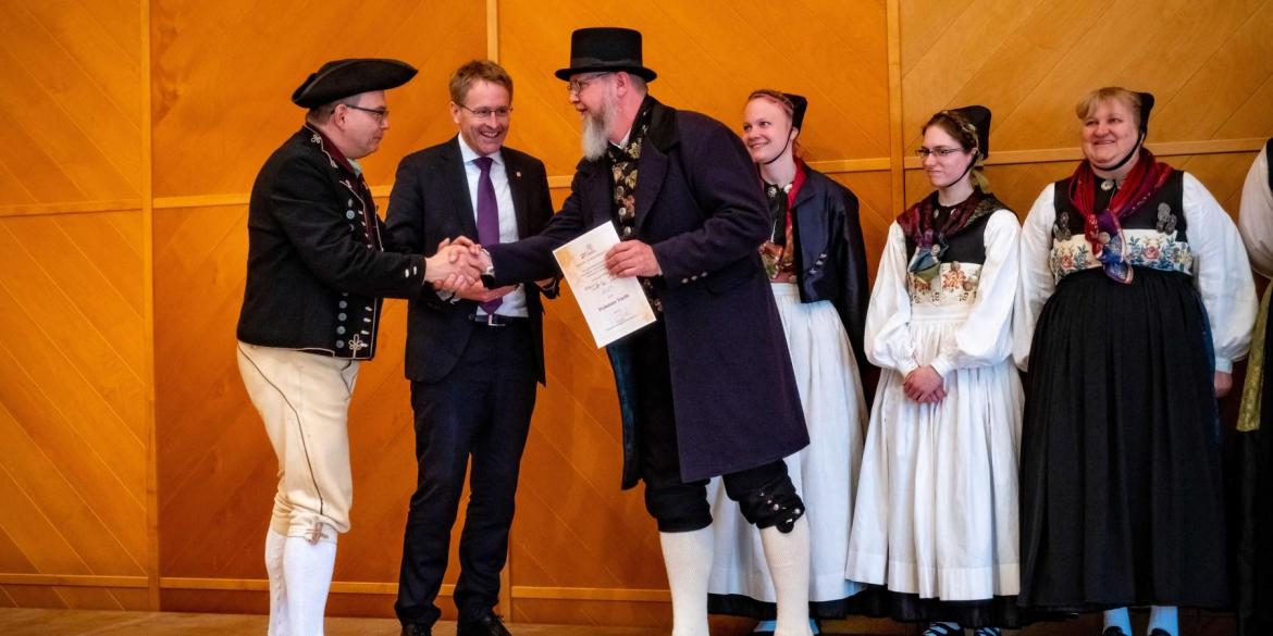 Fünf Personen in Tracht und Ministerpräsident Günther