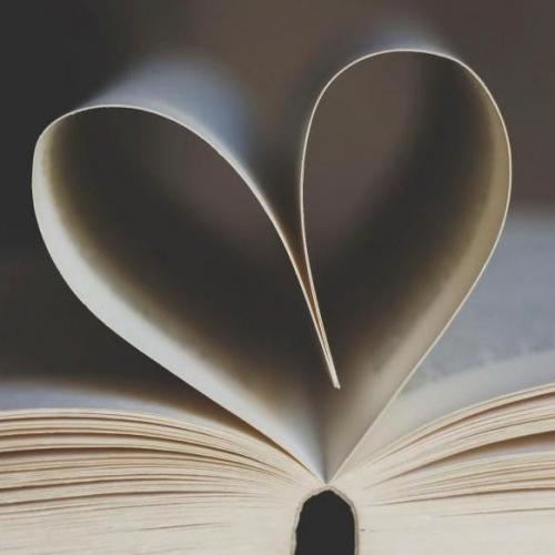Aufgeschlagenes Buch, aus dessen Seiten ein Herz geformt ist