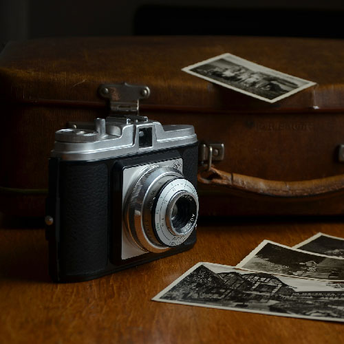 Alter Fotoapparat und historische Schwarz-Weiß-Fotos