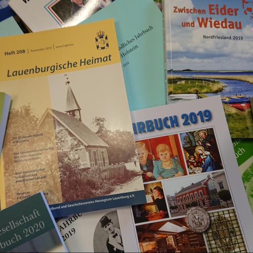 Stapel mit Jahrbüchern