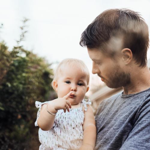 Mann mit Baby auf dem Arm
