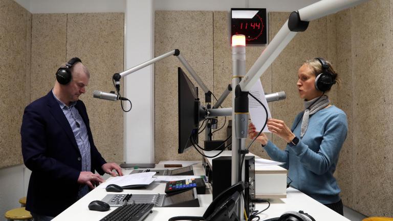 Zwei Personen bei Audioaufnahmen im Studio