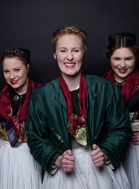 Porträt von drei jungen Frauen in Tracht
